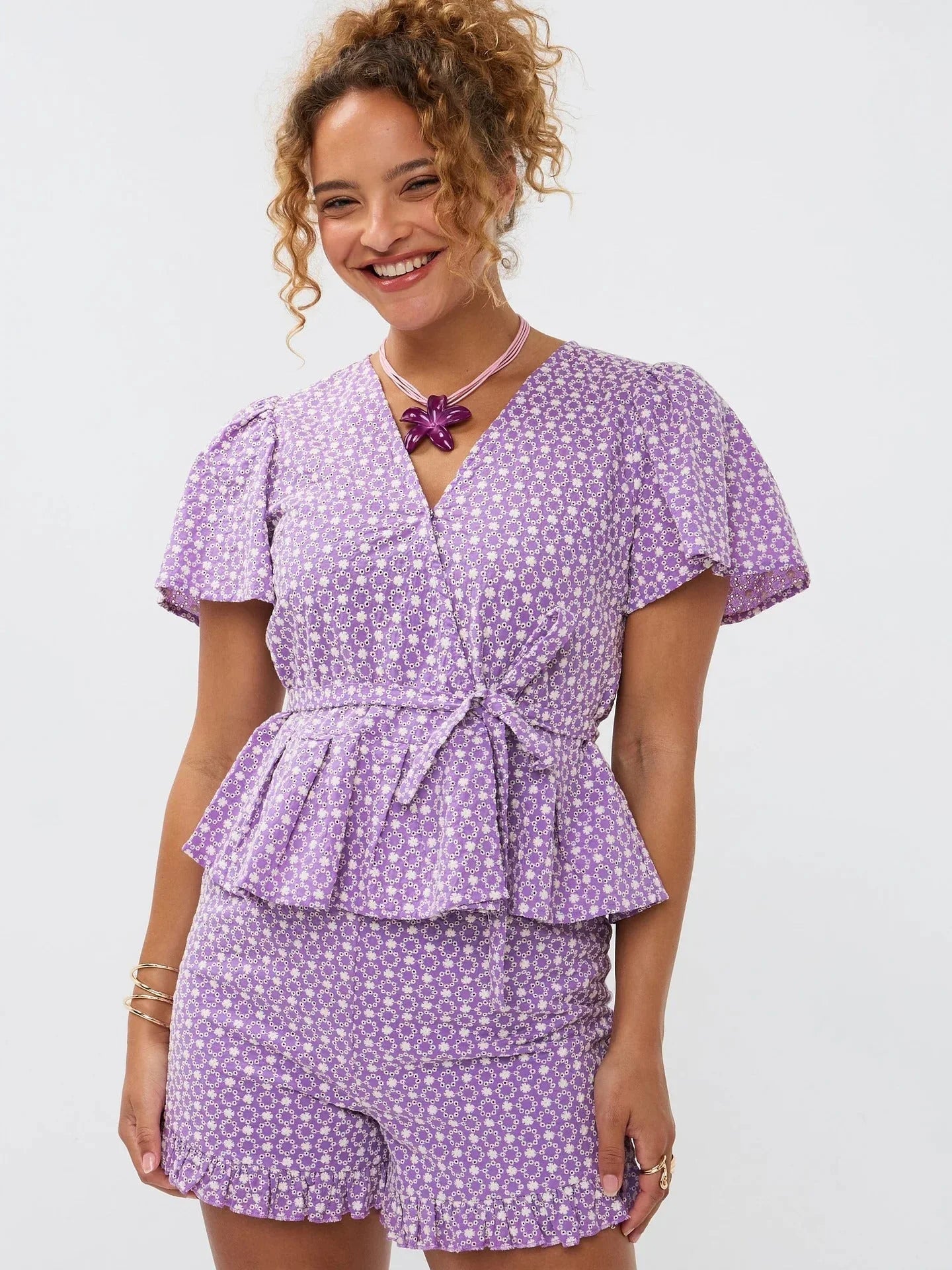 vrouw met paarse co-ord set aan