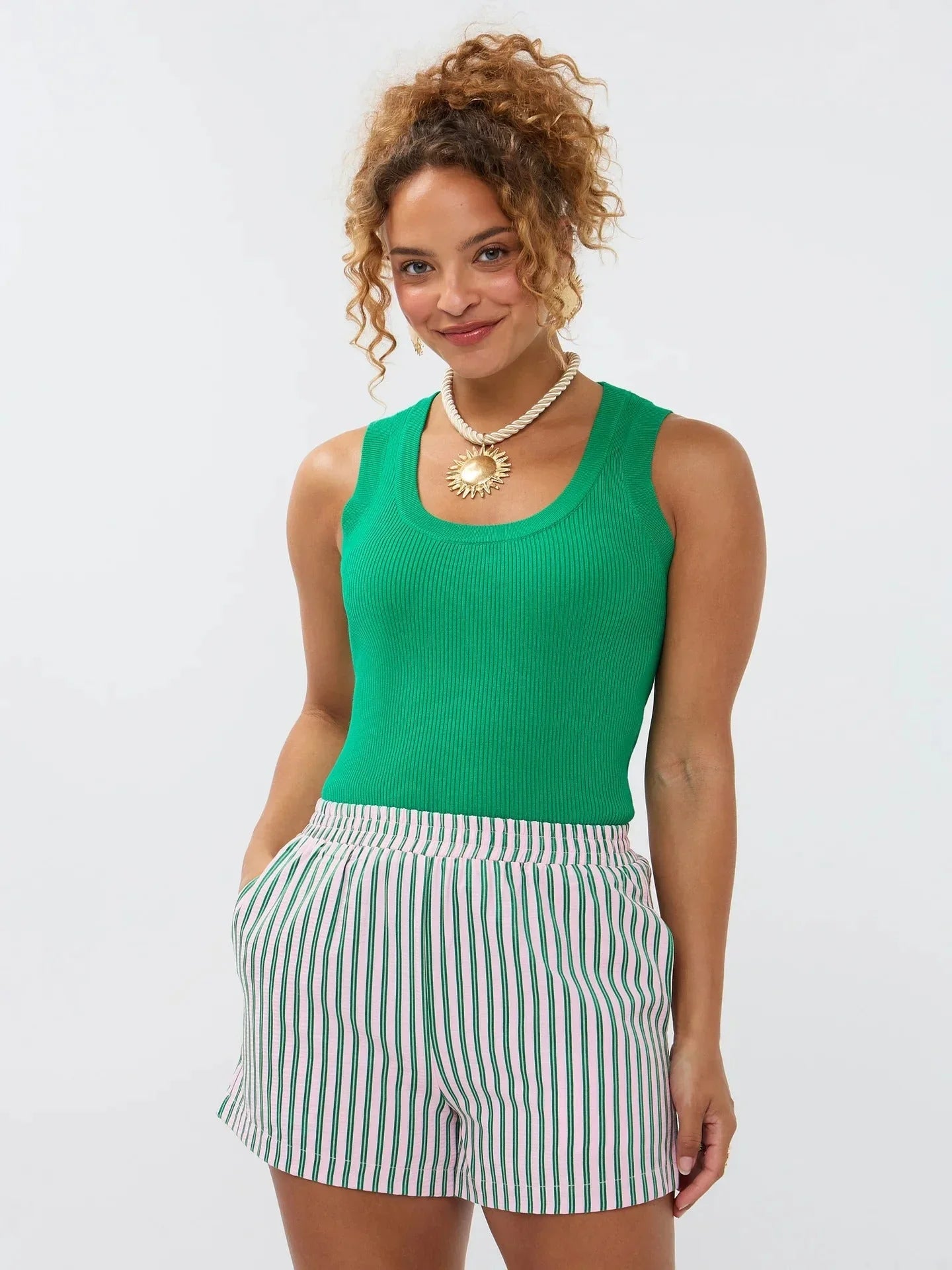 vrouw met groen-wit gestreepte short en een groene top