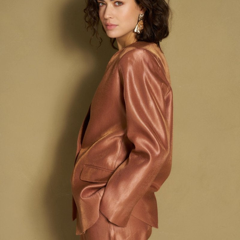 Caramel satijnen blazer met klepzakken, zijaanzicht