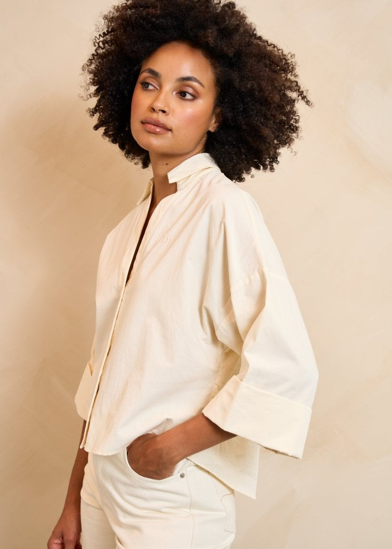 dames blouse van Fluresk met een short van fluresk in het geel, oranje en paars