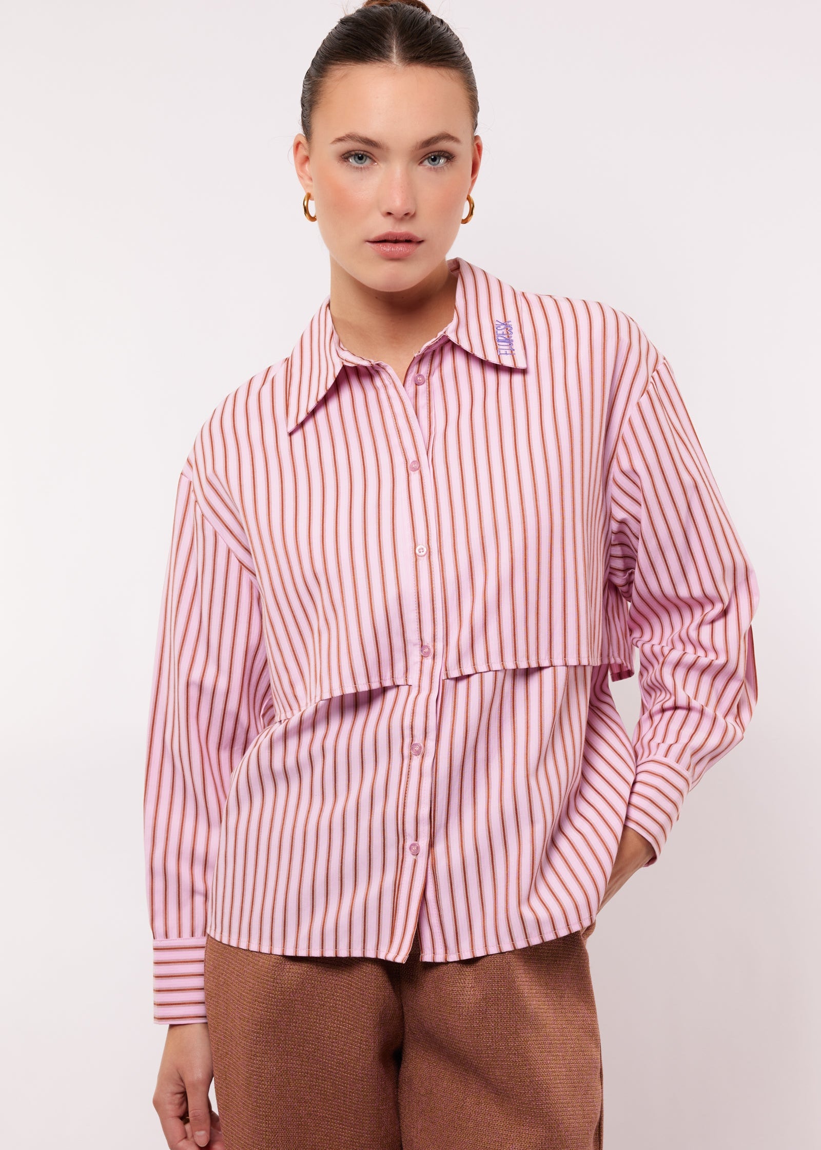 dames blouse van Fluresk met een short van fluresk in het geel, oranje en paars