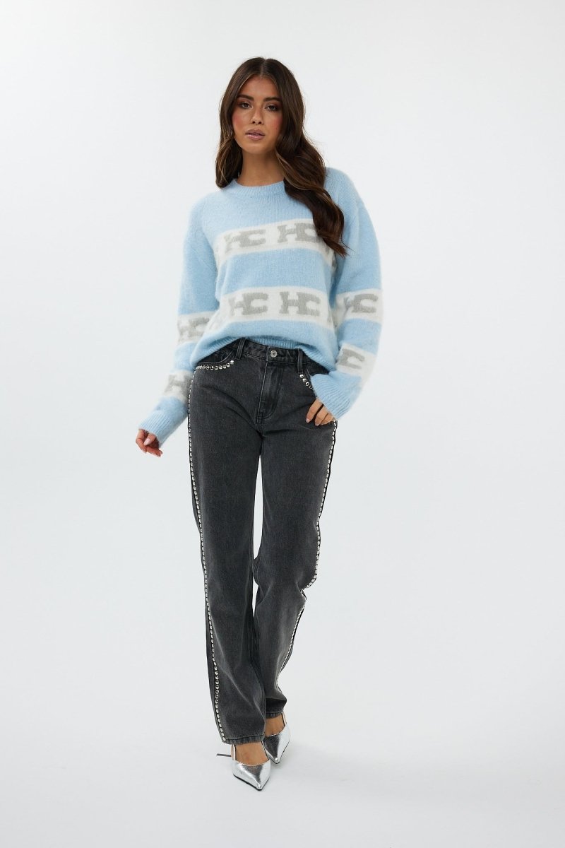 vrouw met denim broek van Fluresk en denim topje