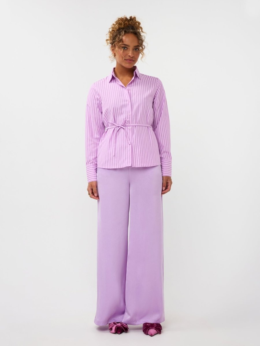 vrouw met denim broek van Fluresk en denim topje