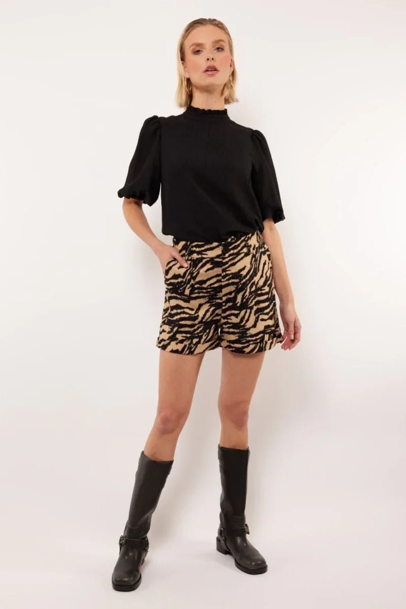 Vrouw in een short met zebraprint en zwarte top | Fluresk Nash | Outlet 70% | Jo&Co Club