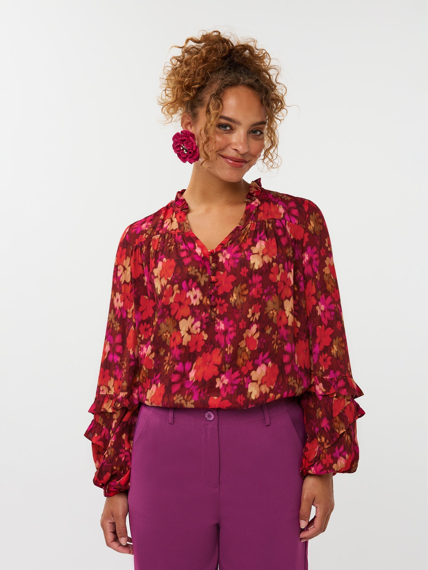 dames blouse van Fluresk met een short van fluresk in het geel, oranje en paars