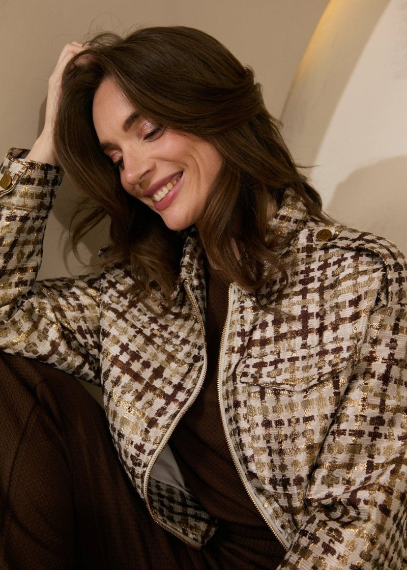 Model draagt het Noor jacket van lofty manner in een close up