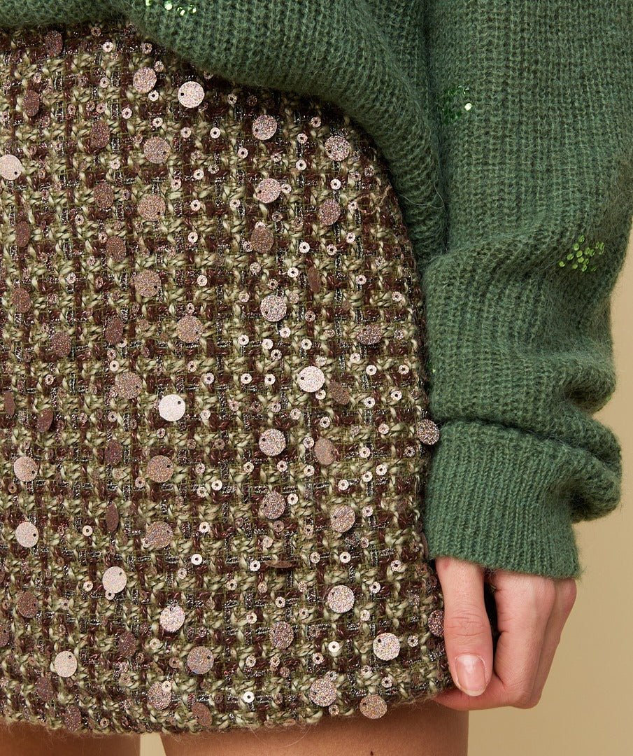 Model in groen-bruine skort met pailletten HEYB Club Mandy, andere kant | Jo&Co Club