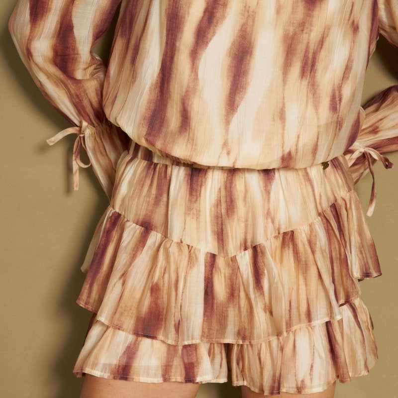 Detail van bruine tie-dye top met striklint aan de mouw