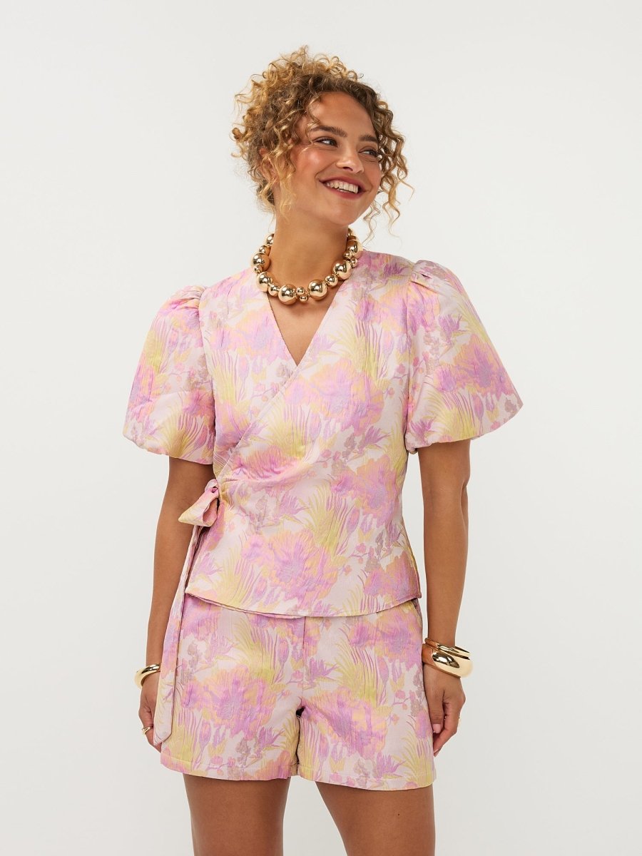 vrouw met roze dames topje