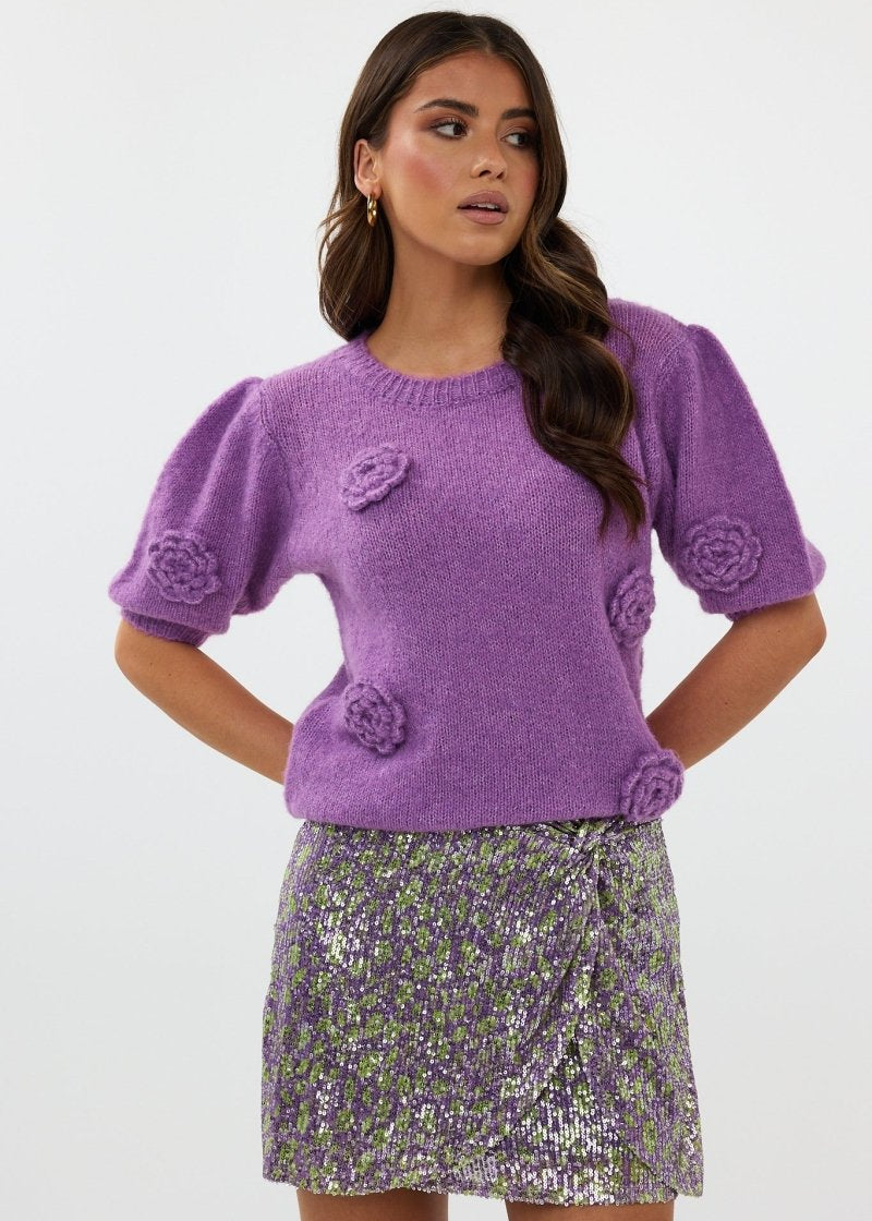 vrouw met roze dames topje