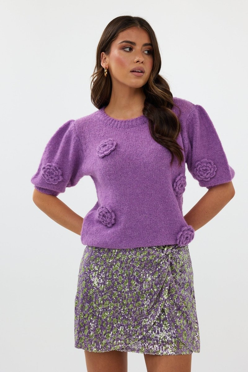vrouw met roze dames topje
