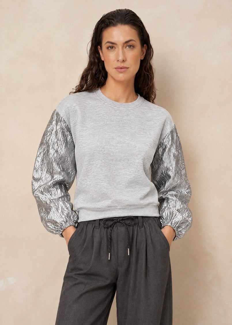 Sweater met metallic mouwen Lofty Manner Jara in lichtgrijs met grijze pantalon | Jo&Co Club