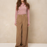 Model in lichtroze longsleeve Jessy met bruine ribcord broek met wijde pijpen | Jo&Co Club