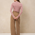 Model van achteren in lichtroze top Jessy en bruine wijde broek | Jo&Co Club