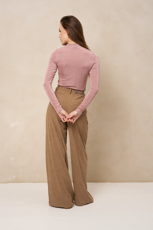 Model van achteren in lichtroze top Jessy en bruine wijde broek | Jo&Co Club