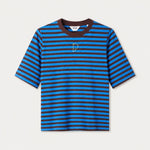 Productfoto van het gestreepte t-shirt plat gefotografeerd, met bruine ribhals.