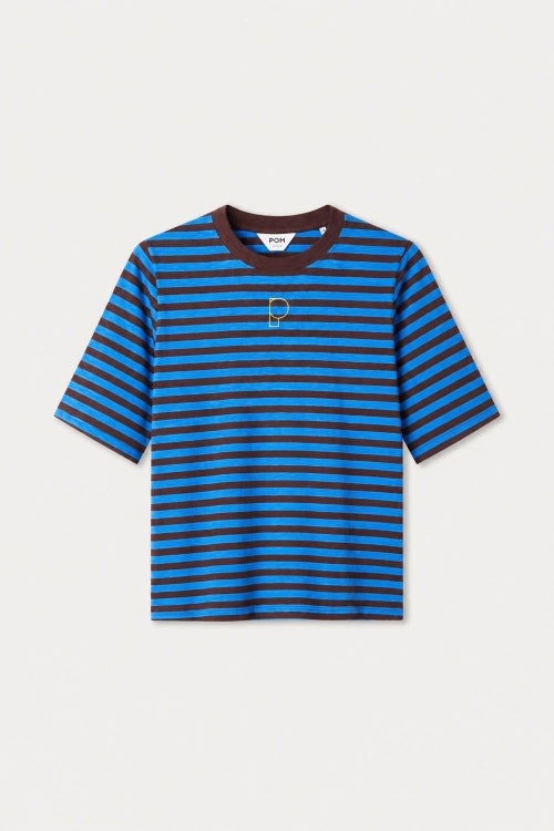 Productfoto van het gestreepte t-shirt plat gefotografeerd, met bruine ribhals.