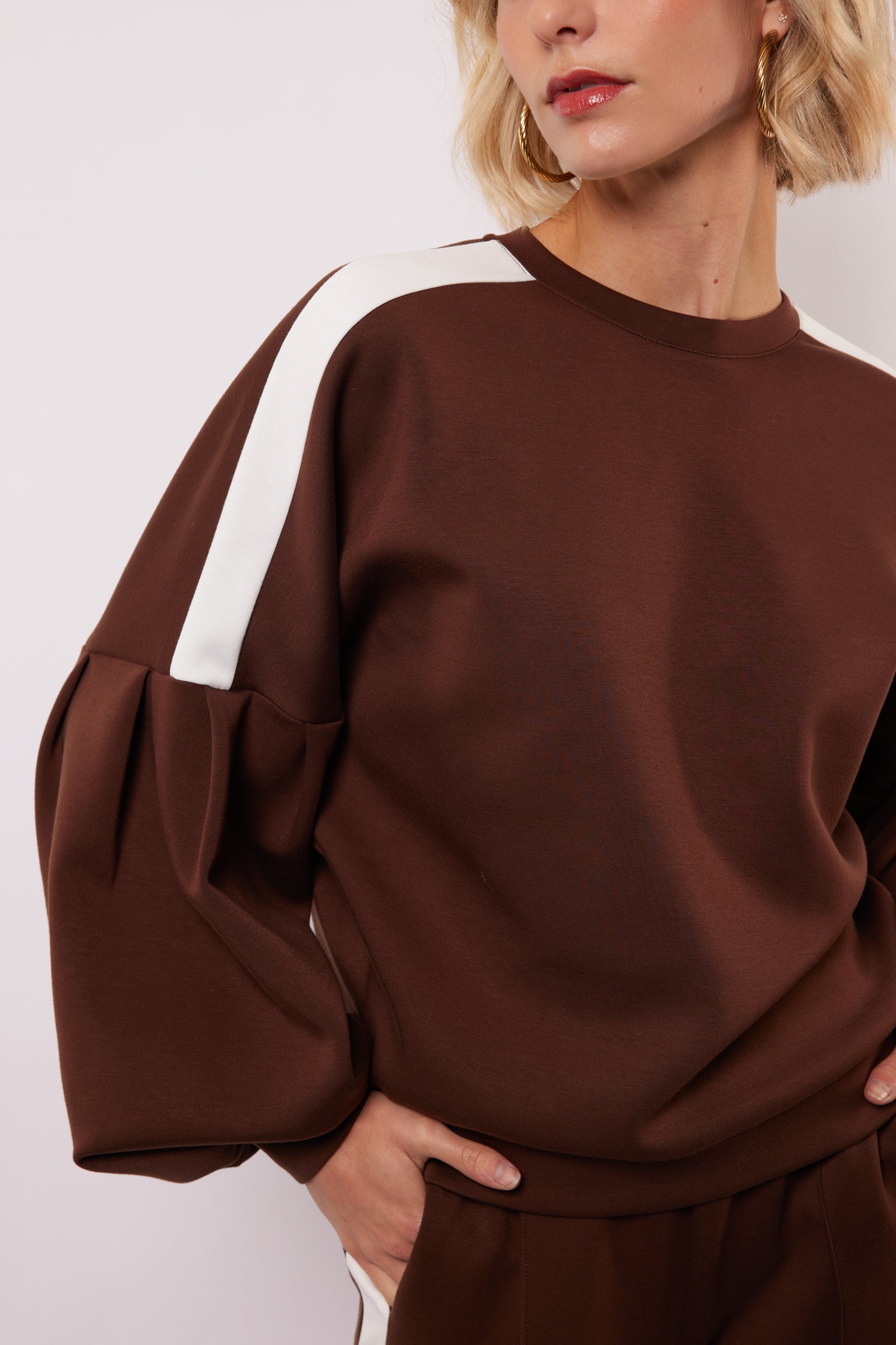 Fluresk Keilani sweater bruine met witte schouders