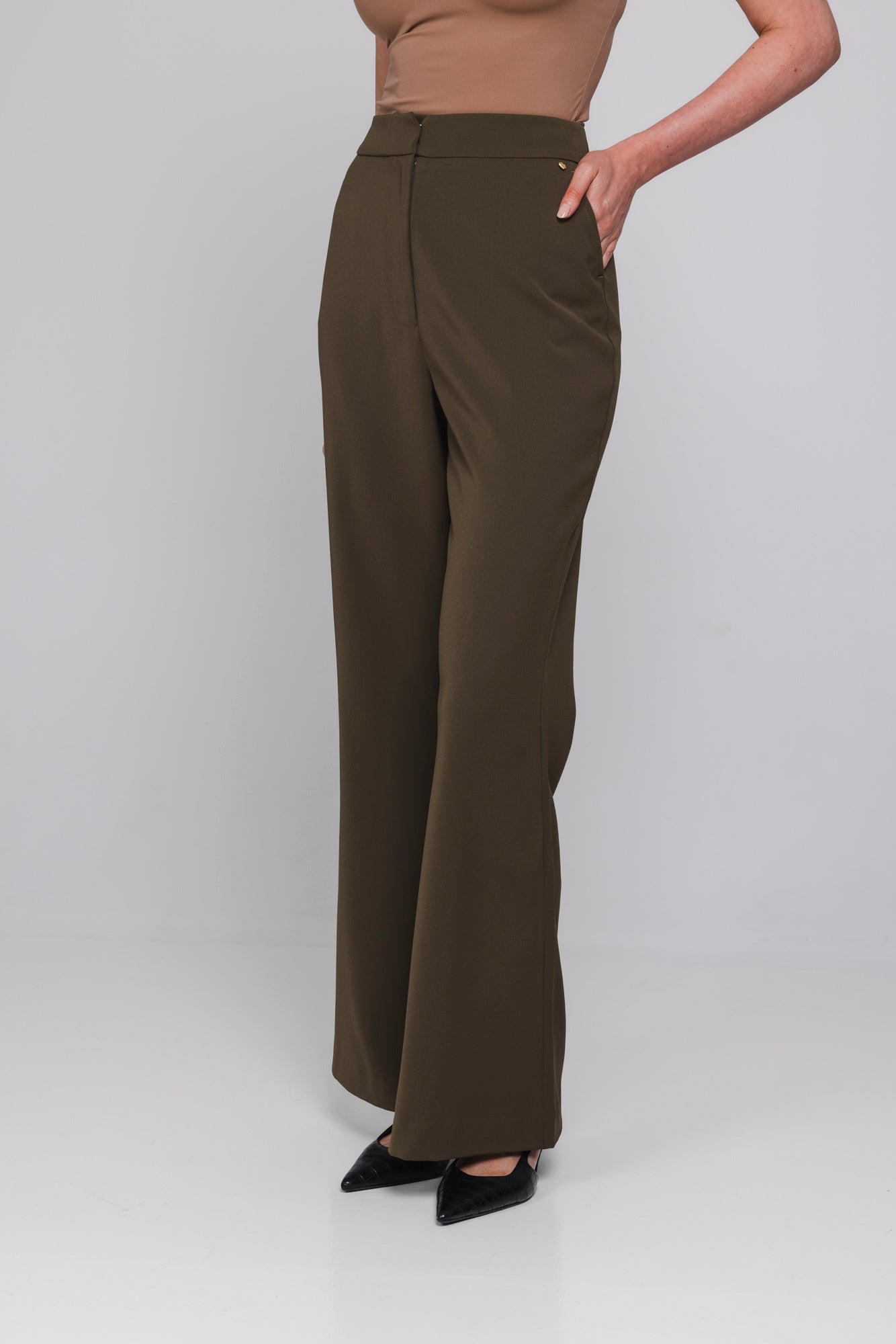 Accentil Nora pants in moss green | Jo&Co Club