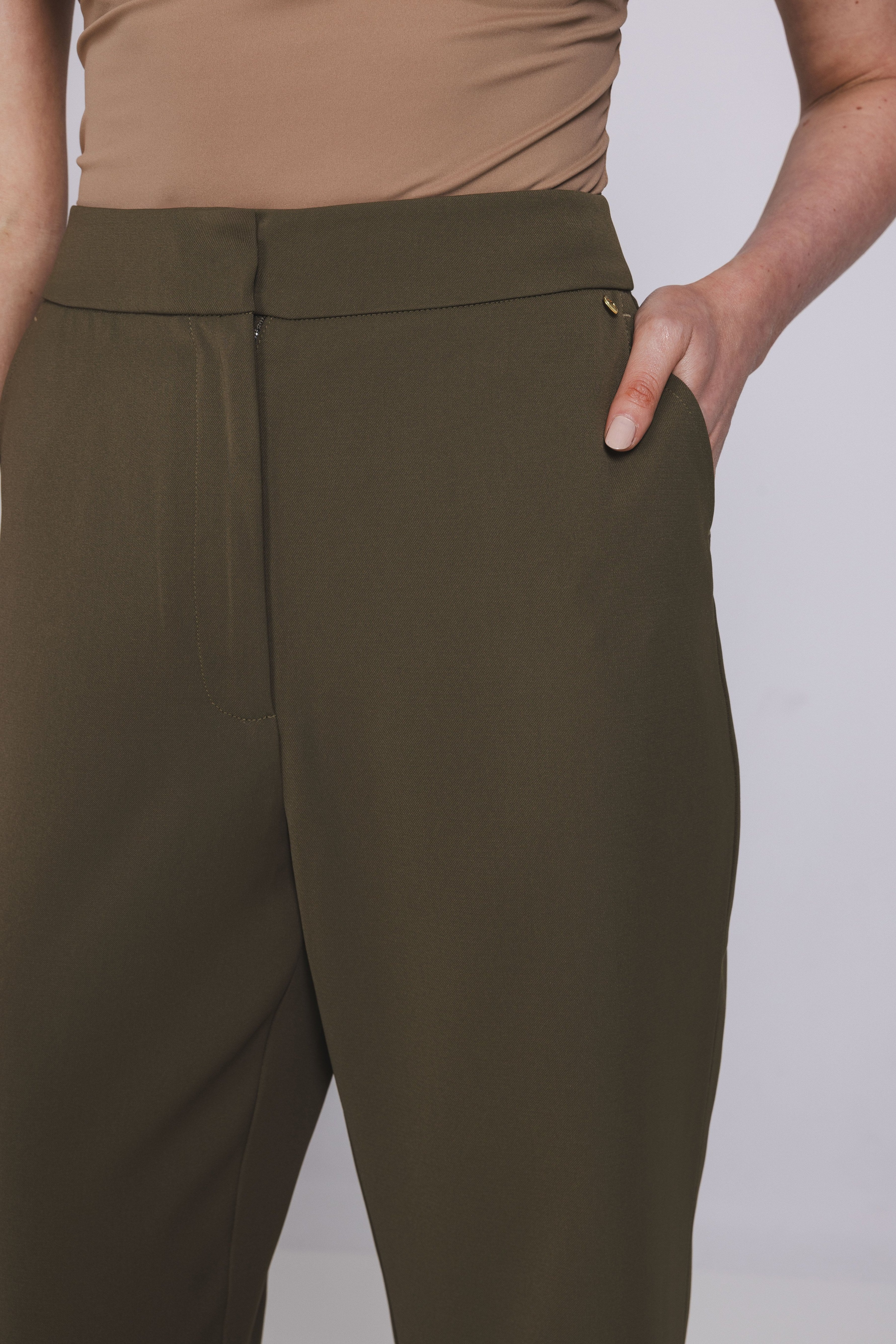 Accentil Nora pants in moss green | Jo&Co Club