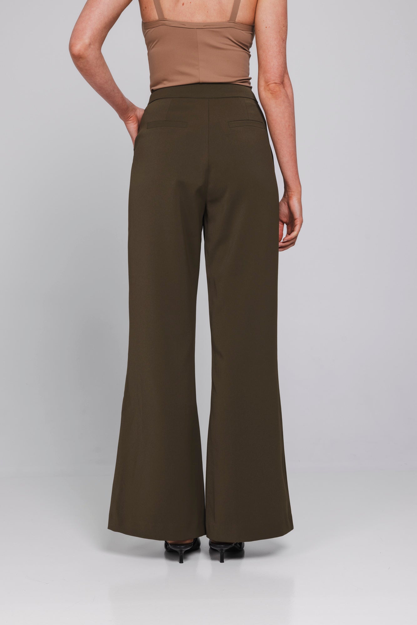 Accentil Nora pants in moss green | Jo&Co Club