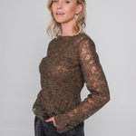 Zijaanzicht Accentil Zoe top in moss green, aansluitend model in doorschijnend kant | Jo&Co Club