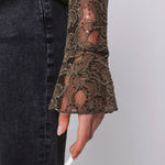 Detail van de mouw van de Accentil Zoe top, wijd uitlopende manchet in kant met pailletten | Jo&Co Club