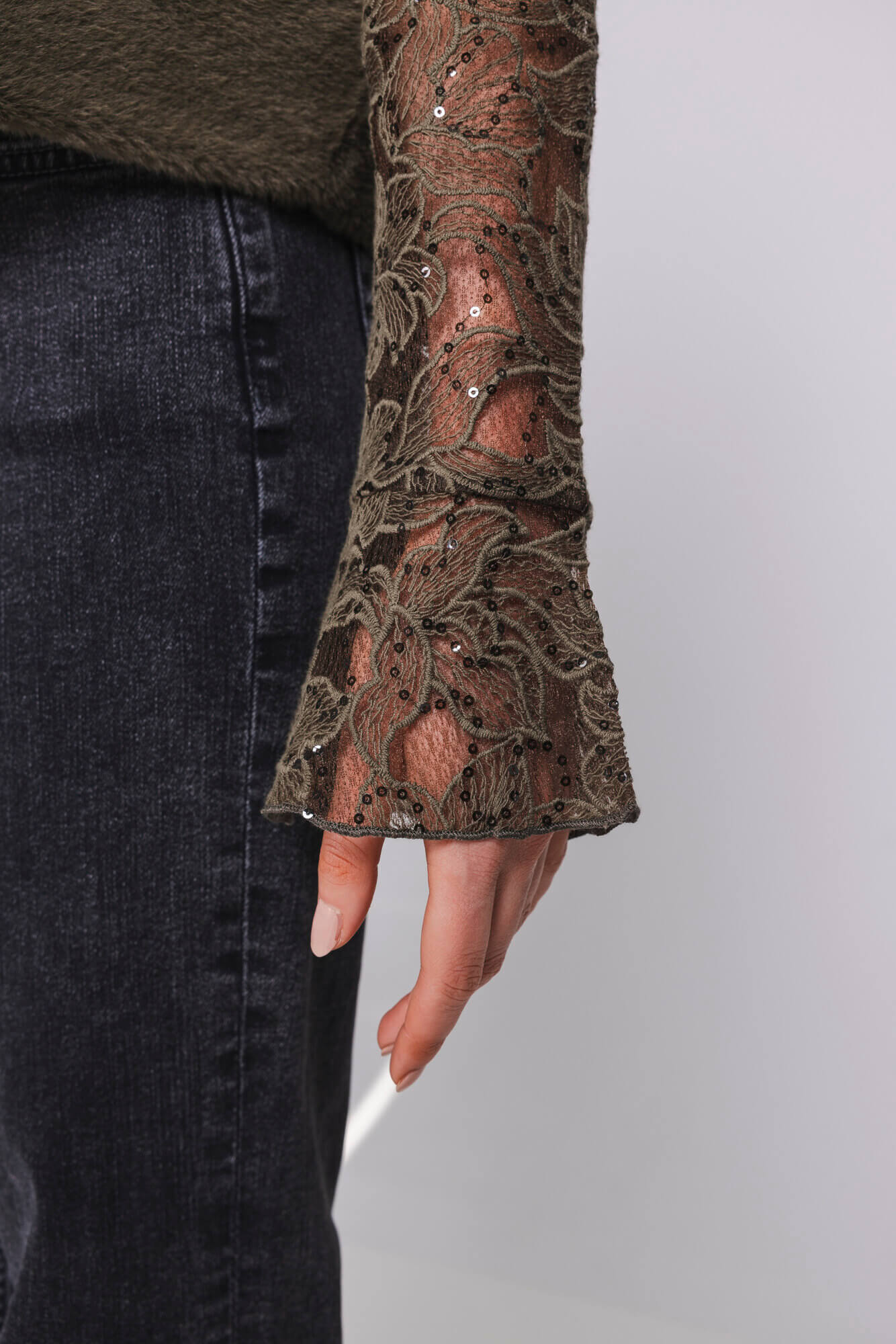 Detail van de mouw van de Accentil Zoe top, wijd uitlopende manchet in kant met pailletten | Jo&Co Club