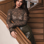 Accentil Zoe top in moss green gedragen op een groene leren rok | Jo&Co Club