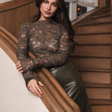 Accentil Zoe top in moss green gedragen op een groene leren rok | Jo&Co Club