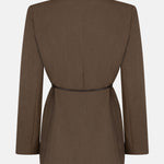 productfoto van de achterkant van de lexie blazer van ydence in de kleur mud met strikceintuur.