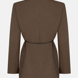 productfoto van de achterkant van de lexie blazer van ydence in de kleur mud met strikceintuur.