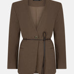 productfoto van de voorkant van de lexie blazer van ydence in de kleur mud met strikceintuur.