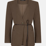productfoto van de voorkant van de lexie blazer van ydence in de kleur mud met strikceintuur.
