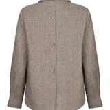 Achterkant van een blazer in bruin, vrijstaand gefotografeerd op een witte achtergrond | Ydence Prim | Jo&Co Club