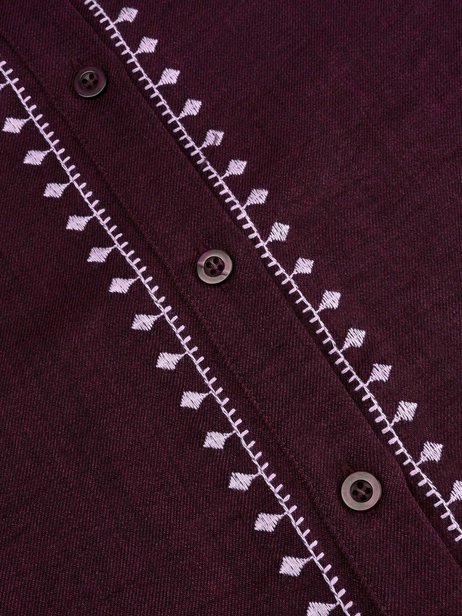 Detailopname van de stof van een blouse in pruim | Ydence Hannah | Jo&Co Club