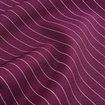 Detailopname van de stof van een blouse in pruim | Ydence Shannon | Jo&Co Club
