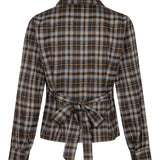 Achterkant van een blouse in bruin-blauwe ruit, vrijstaand gefotografeerd op een witte achtergrond | Ydence Tamila | Jo&Co Club