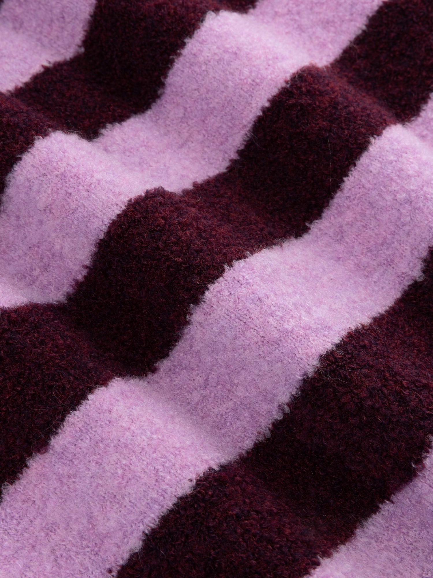 Detailopname van de stof van een vest in violet | Ydence Felicity | Jo&Co Club