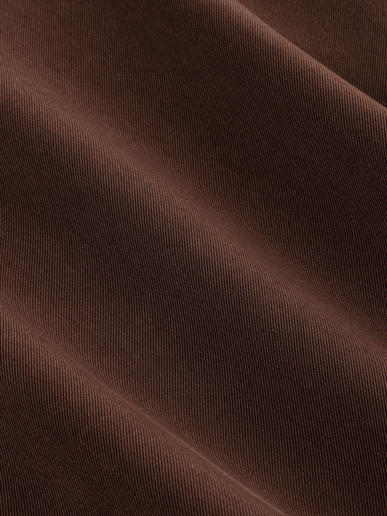 Detailopname van de stof van een jurk in donkerbruin | Ydence Carmel | Jo&Co Club
