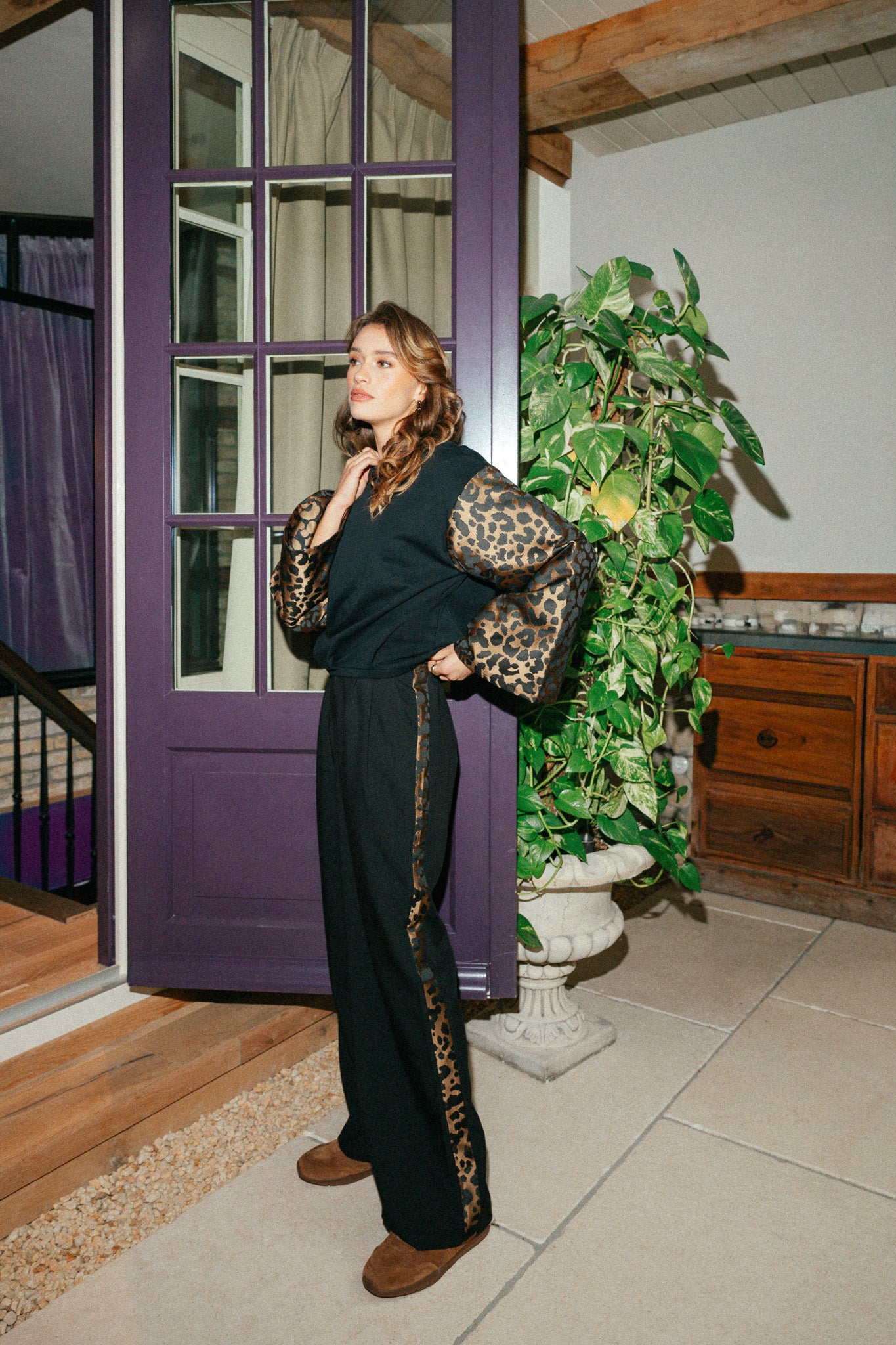 Model draagt de Fluresk Imani pants in black/light camel met luipaardbies | Jo&Co Club