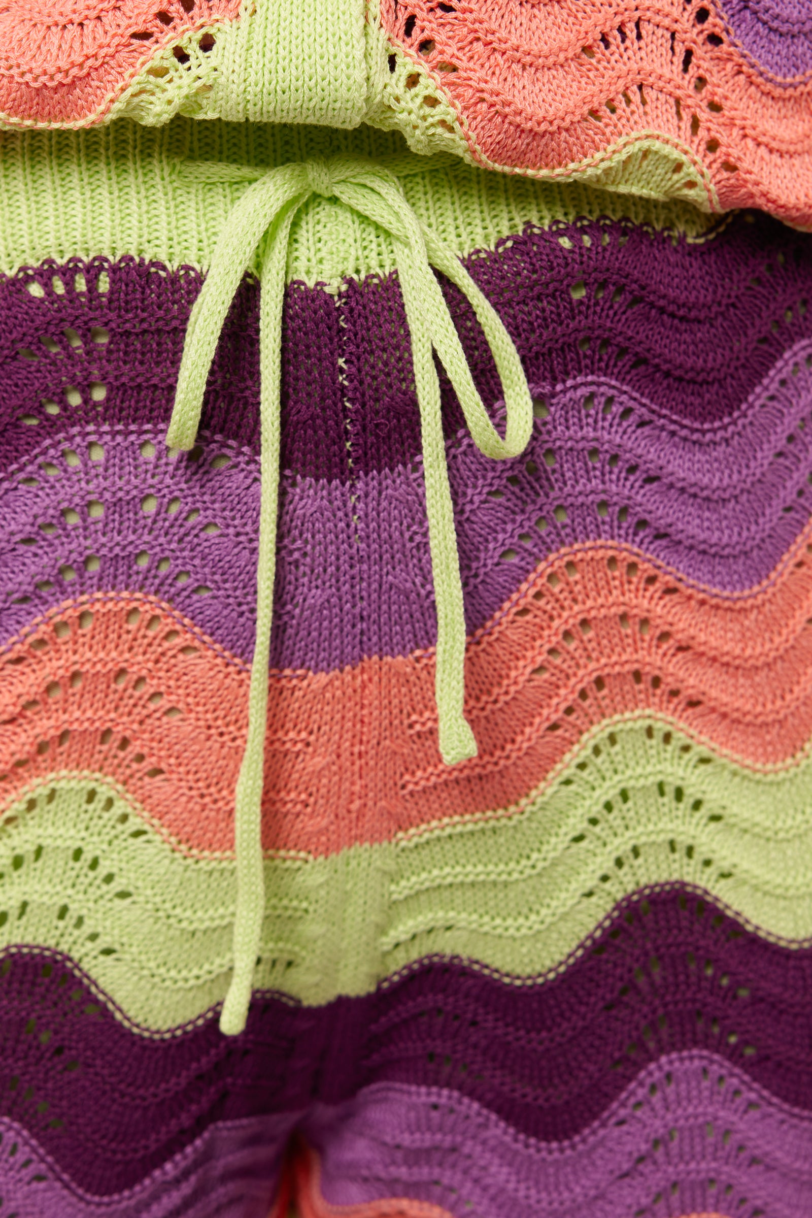 Close-up van de tailleband met strikkoord van de Rihanna Shorts van Fluresk – gehaakt patroon in lila, limoen, peach en paars.