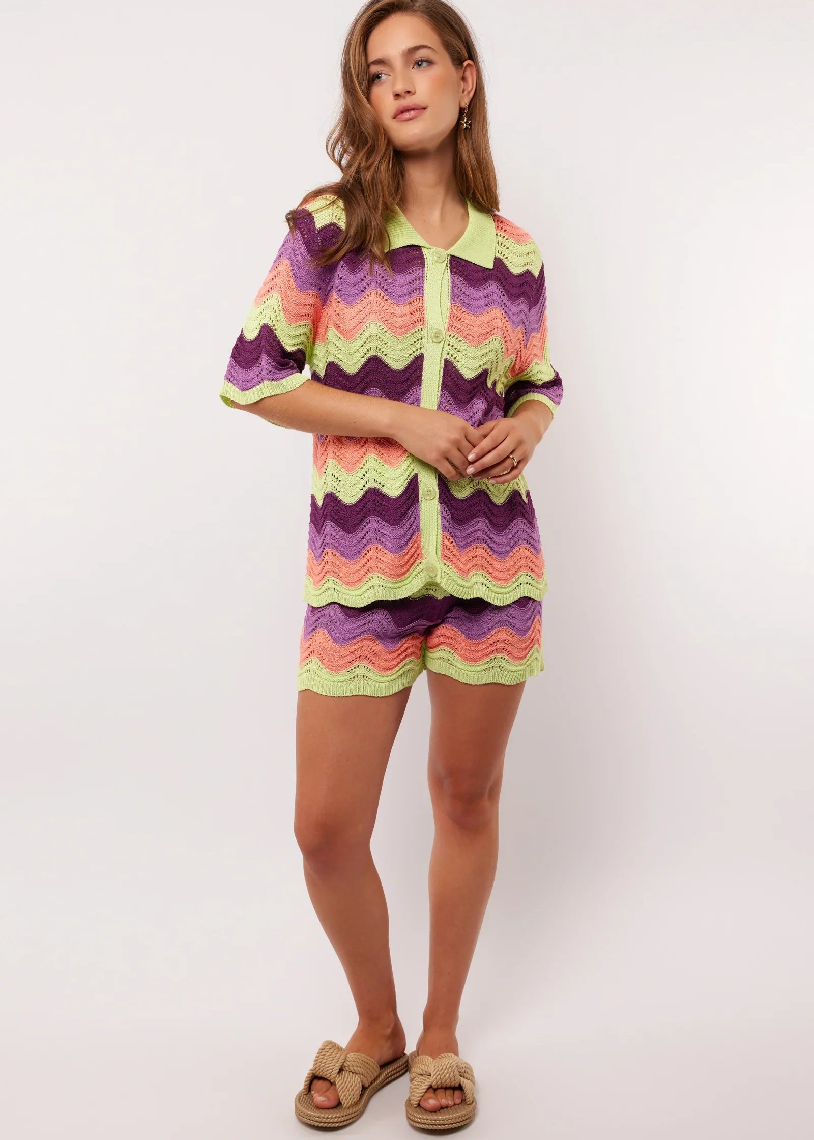 Model draagt de complete co-ord set met Rihanna Shorts en Whitney blouse van Fluresk – kleurrijke zomerse outfit in gehaakt zigzagmotief.