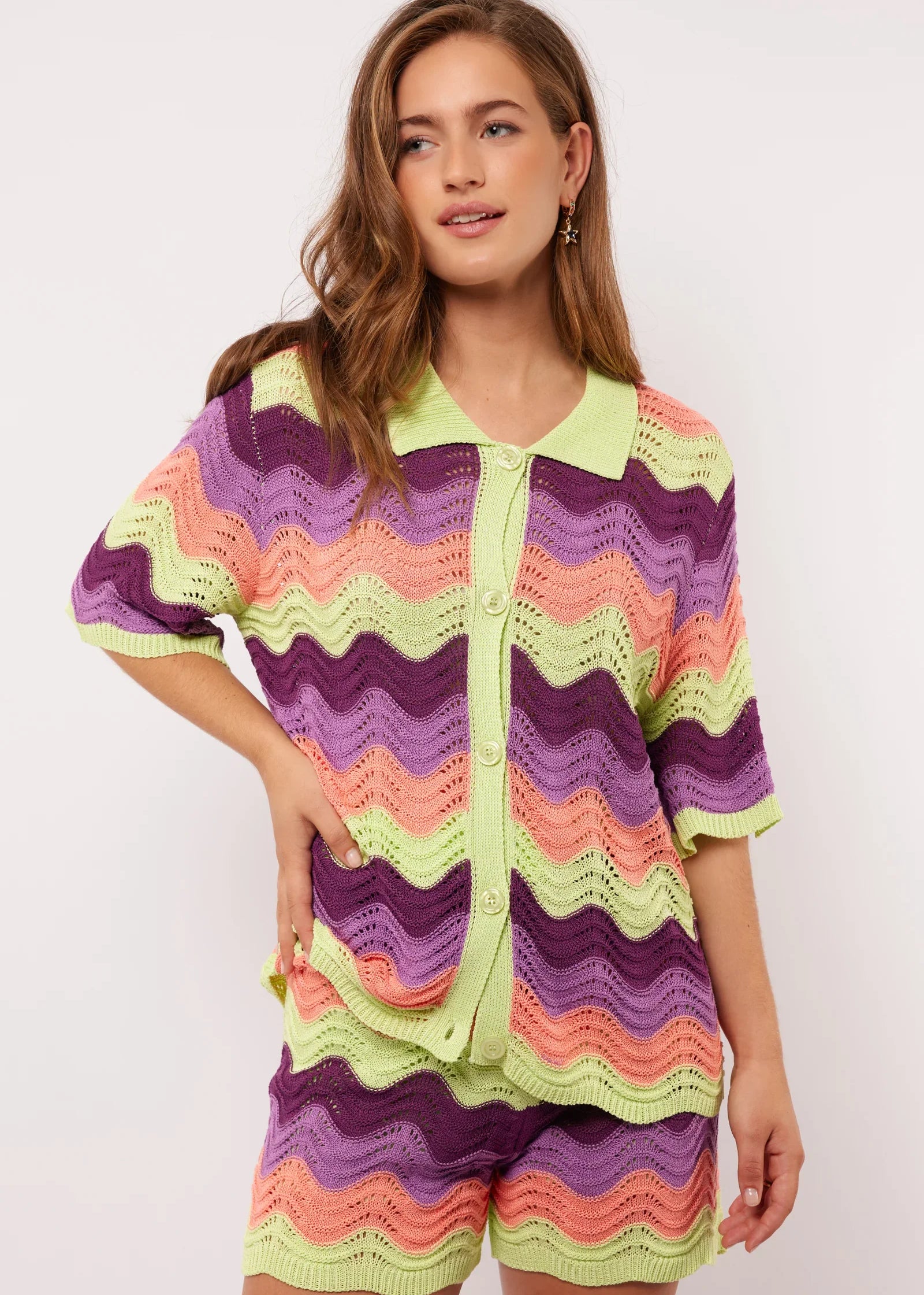 Model draagt de Whitney Blouse van Fluresk met golvend gehaakt patroon en knoopsluiting, gezien van voren.
