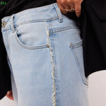 Close-up van onafgewerkte zijnaad van de Fluresk Celin Pants in lichtblauwe denim.
