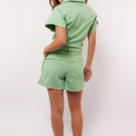Achteraanzicht van mintgroene Fluresk Idaly playsuit met korte mouwen en relaxte fit.
