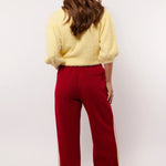Achteraanzicht van de Fluresk Jorina pants met elastische tailleband en rechte pasvorm.