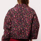 Backview van het Fluresk Mirabel Jacket met all-over bloemenprint in warme kleuren.