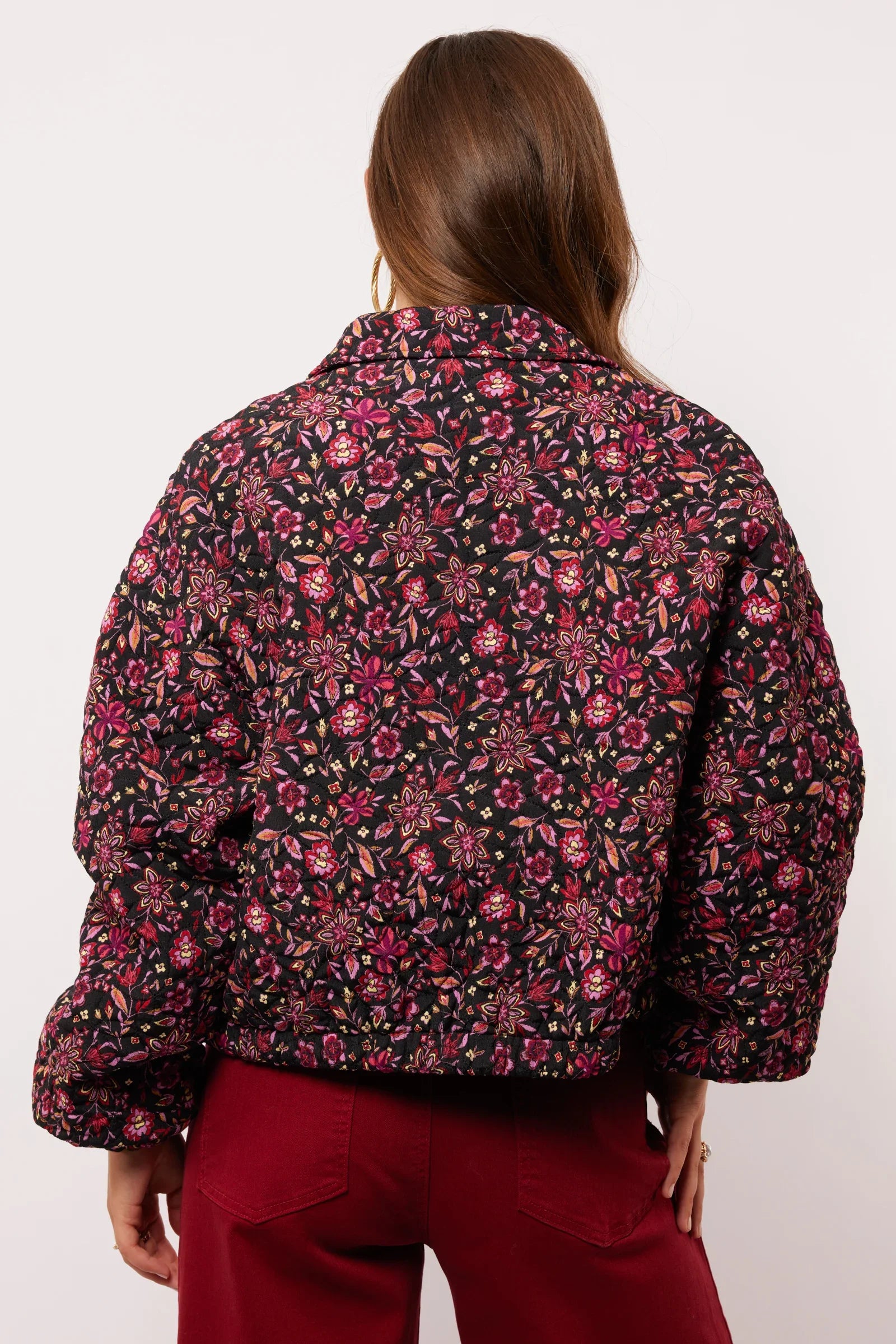Backview van het Fluresk Mirabel Jacket met all-over bloemenprint in warme kleuren.