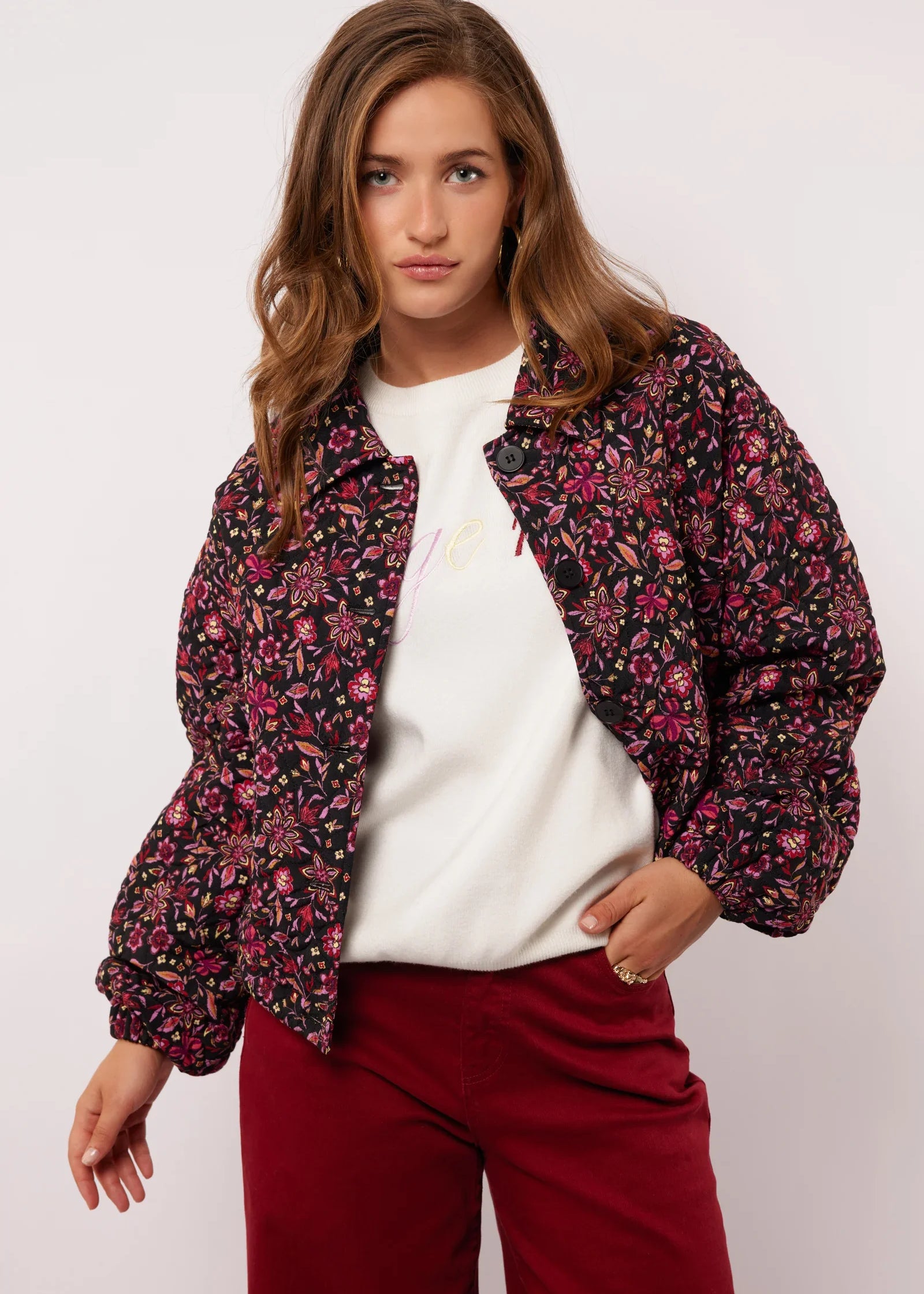 Model draagt het Fluresk Mirabel Jacket open over een witte sweater en bordeauxrode broek.
